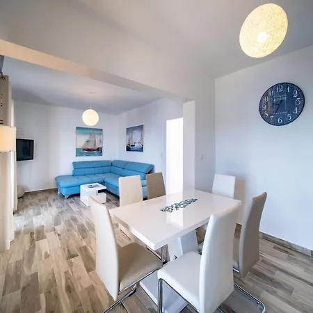 Botel Gulli - Blue With Sea View *